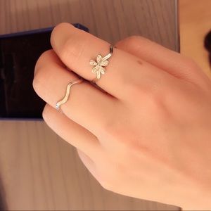 A set of two waved rings. Size 8.